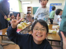 みんなでカレーうどんを食べている様子